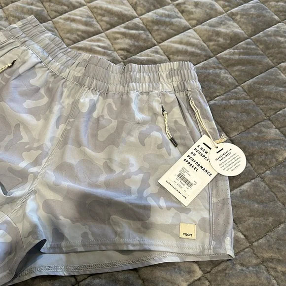 NWT 🏃‍♀️ Vuori | Dash Short - Pale Grey Camo - Picture 7 of 8